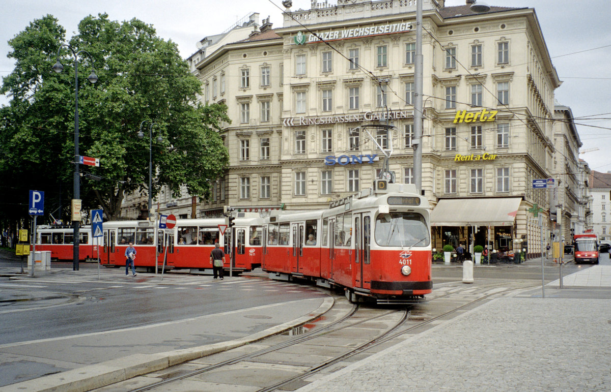 Wien Wiener Linien SL D (E2 4011 + c5 1411) I, Innere Stadt, Schwarzenbergplatz am 6. August 2010. - Scan eines Farbnegativs. Film: Kodak FB 200-7. Leica C2.