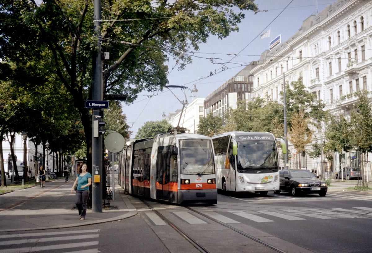 Wien Wiener Linien SL D (B 679) I, Innere Stadt, Schottenring / Börsegasse am 4. August 2010. - Scan eines Farbnegativs. Film: Kodak 200-8. Kamera: Kodak Retina Automatic II.