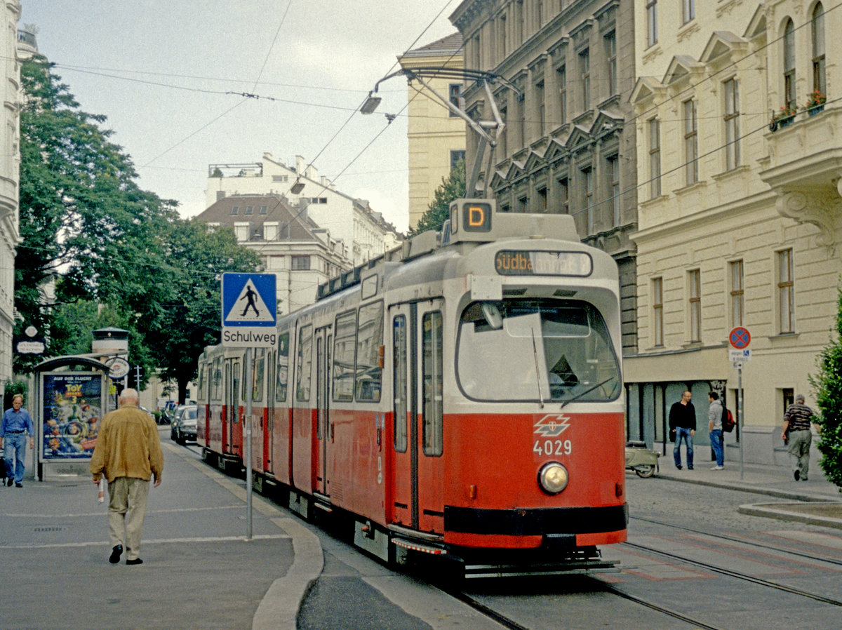 Wien Wiener Linien SL D (E2 4029 + c5 1429) IX, Alsergrund, Porzellangasse / Bauernfeldplatz am 4. August 2010. - Scan eines Farbnegativs. Film: Kodak 200-8. Kamera: Kodak Retina Automatic II.