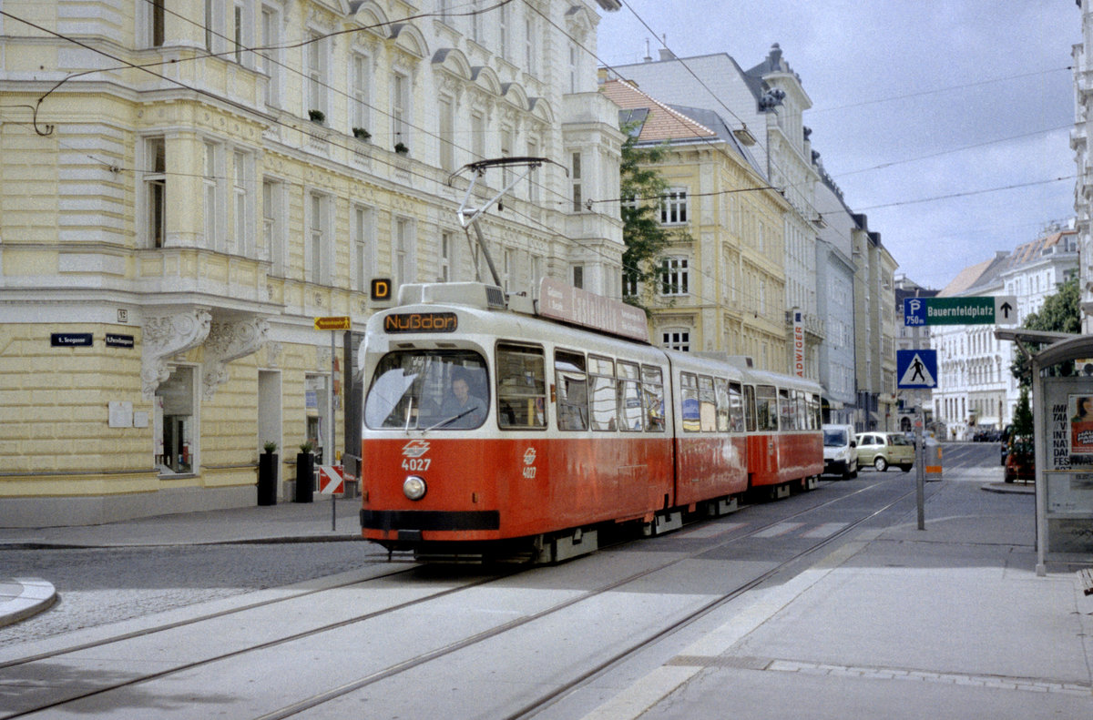 Wien Wiener Linien SL D (E2 4027 + c5 1427) IX, Alsergrund, Porzellangasse / Seegasse am 4. August 2010. - Scan eines Farbnegativs. Film: Kodak 200-8. Kamera: Kodak Retina Automatic II. 