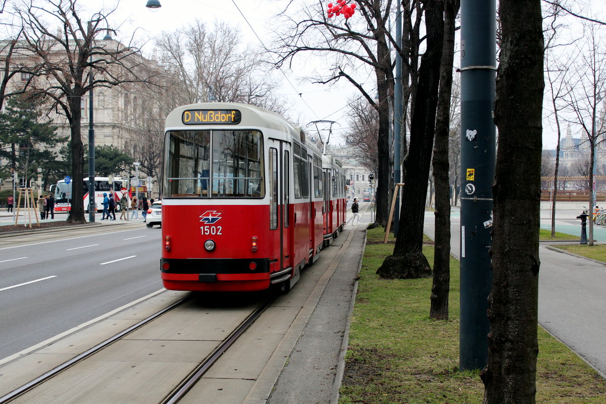 Wien Wiener Linien SL D (c5 1502 + E2 4302) I, Innere Stadt, Burgring am 17. März 2018.