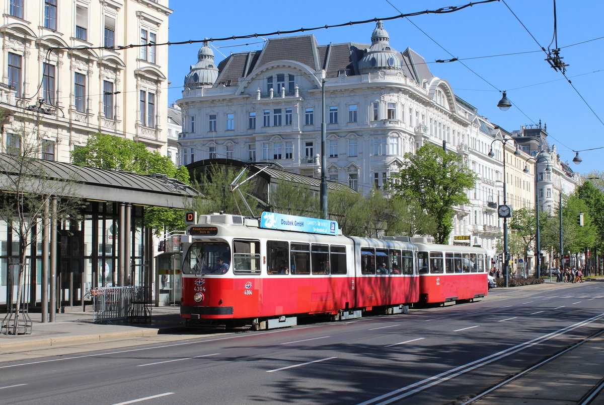 Wien Wiener Linien SL D (E2 4304 + c5 1504) I, Innere Stadt, Parkring (Hst. Stubenring) am 21. April 2018.