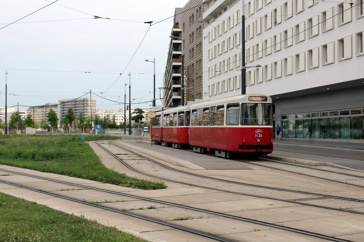 Wien Wiener Linien SL D (c5 1426 + E2 4017) X, Favoriten, Karl-Popper-Straße / Alfred-Adler-Straße (Endstation) am 1. August 2018.