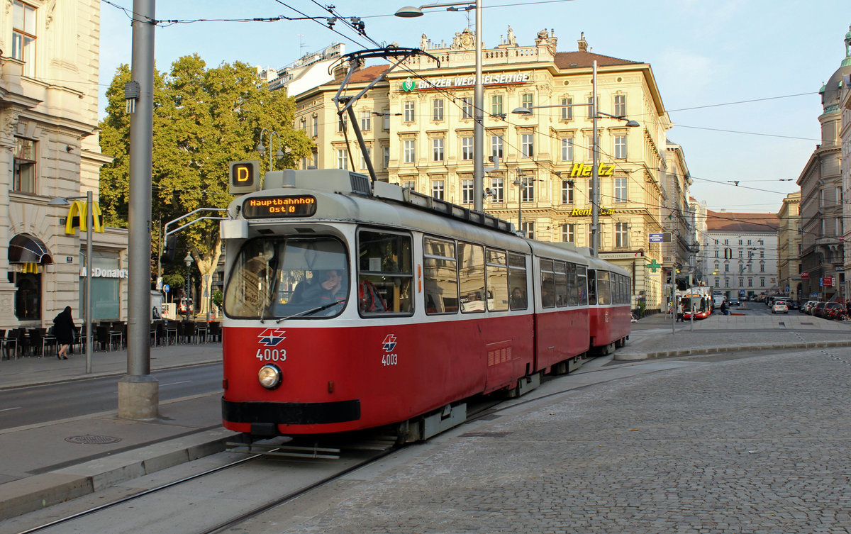 Wien Wiener Linien SL D (E2 4003 (SGP 1978)) I, Innere Stadt, Schwarzenbergplatz am 15. Oktober 2018.