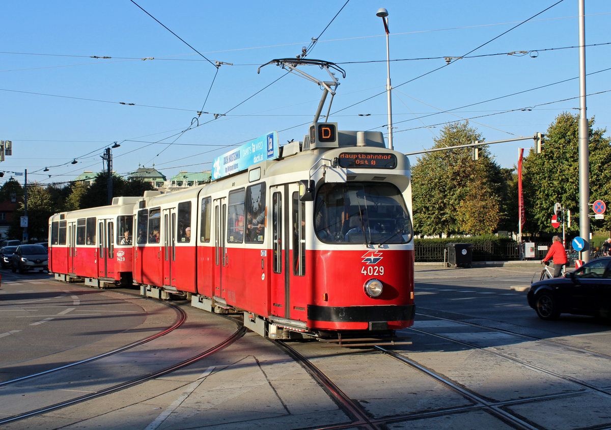 Wien Wiener Linien SL D (E2 4029 (SGP 1979) + c5 1429 (Bombardier-Rotax 1979)) Prinz-Eugen-Straße / Wiedner Gürtel / Arsenalstraße / Landsstraßer Gürtel am 14. Oktober 2018.