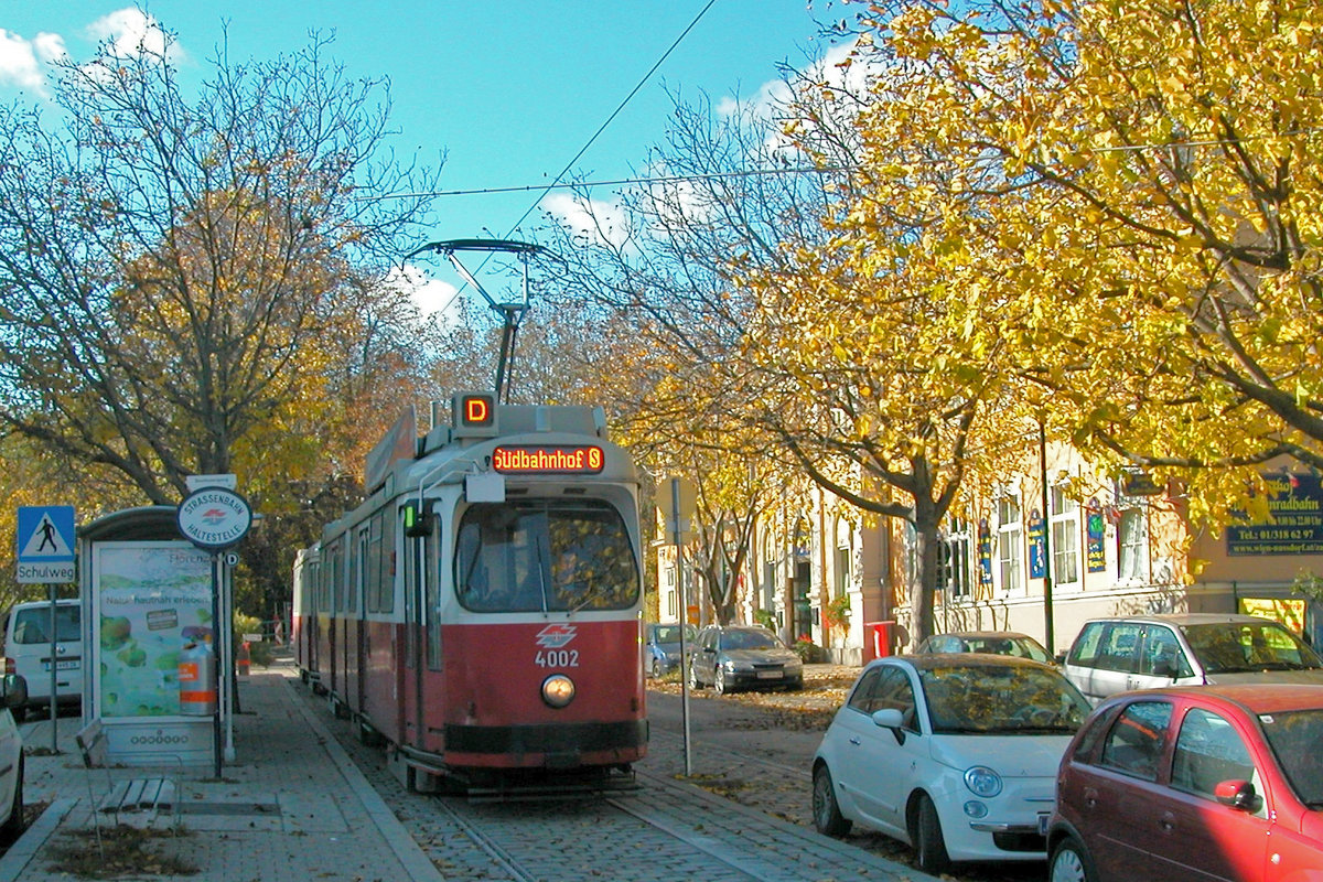 Wien Wiener Linien SL D (E2 4002 (SGP 1977/1978)) XIX, Döbling, Nußdorf, Zahnradbahnstraße am 21. Oktober 2010.