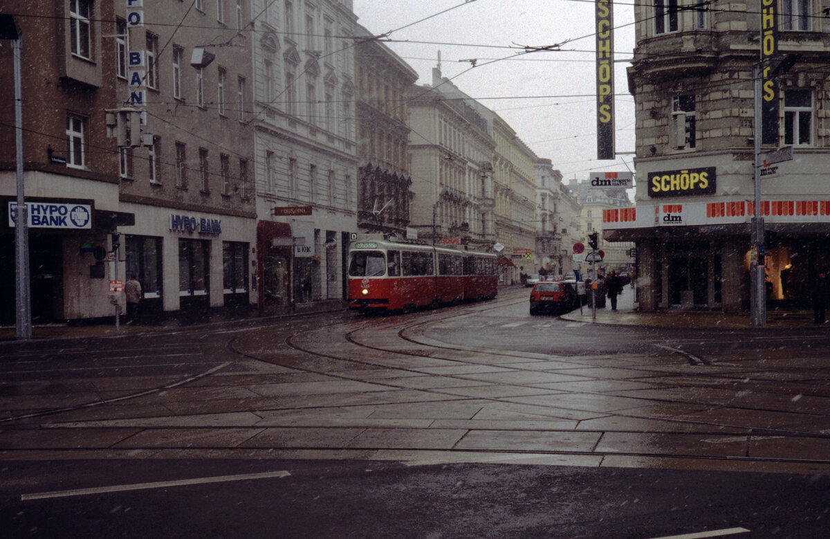 Wien Wiener Linien SL D (E2 4322 (Bombardier 1990)) IX, Alsergrund, Porzelangasse / Julius-Tandler-Platz am 19. März 2000, einem Tag mit Schneeregen. - Scan eines Diapositivs. Film: Kodak Ektachrome ED 3. Kamera: Leica CL.