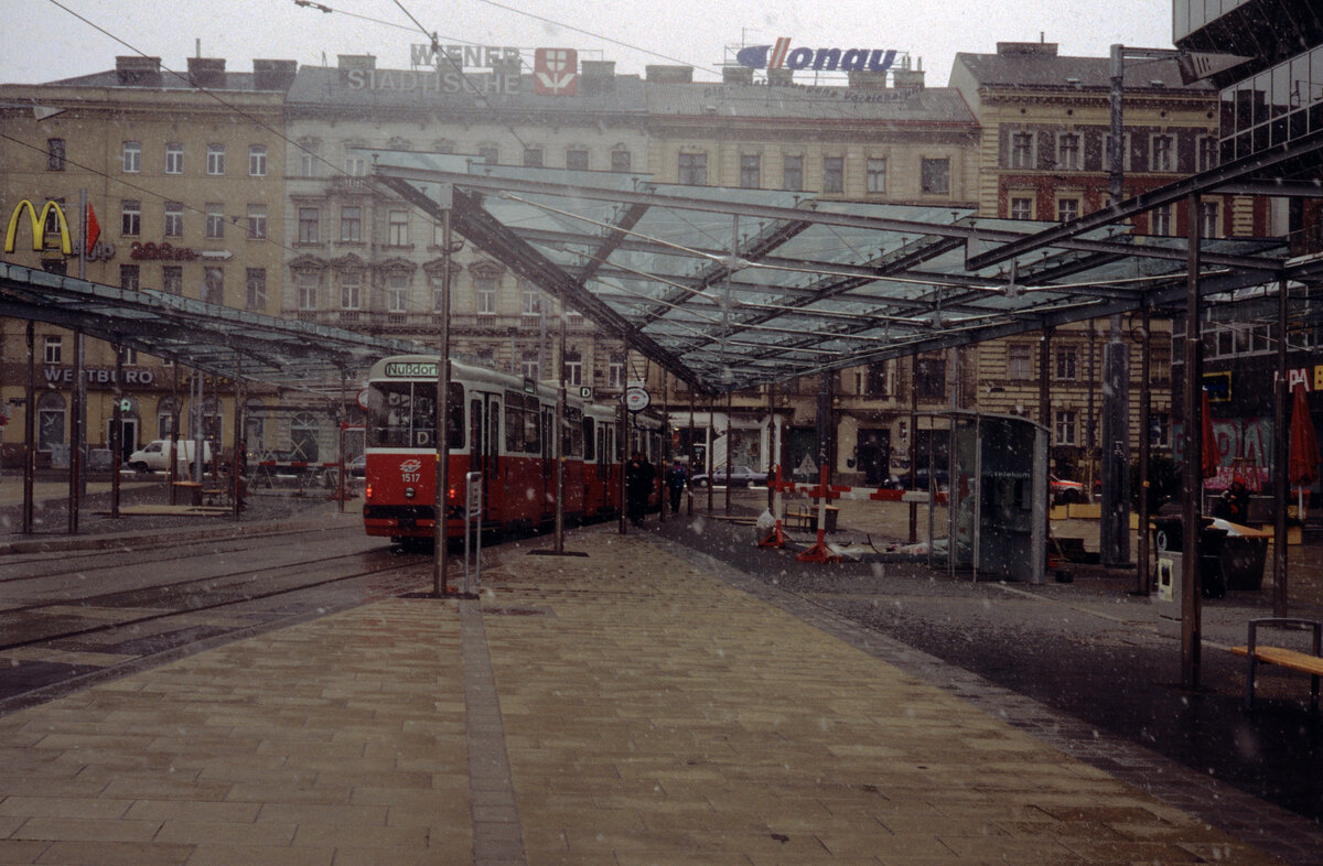 Wien Wiener Linien SL D (c5 1517 (Bombardier 1990)) IX, Alsergrund, Franz-Josefs-Bahnhof am 19. März 2000, einem Tag mit Schneeregen. - Scan eines Diapositivs. Film: Kodak Ektachrome ED 3. Kamera: Leica CL.