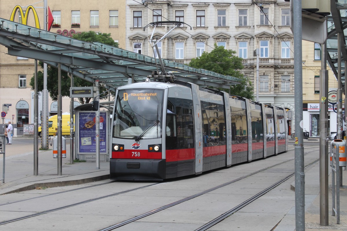 Wien Wiener Linien SL D (B1 758) Franz-Josefs-Bahnhof / Julius-Tandler-Platz am 10. Juli 2014.