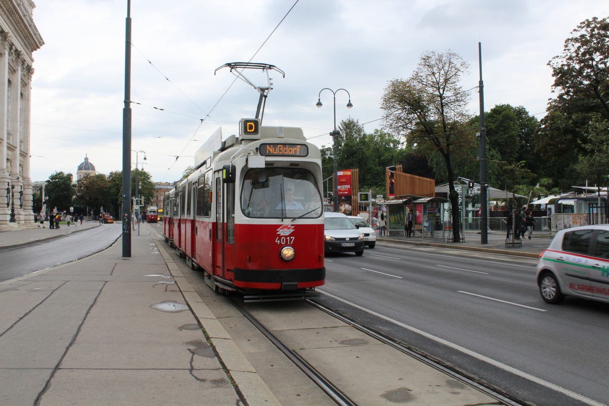 Wien Wiener Linien SL D (E2 4017) Universitätsring / Burgtheater / Rathaus am 11. Juli 2014.