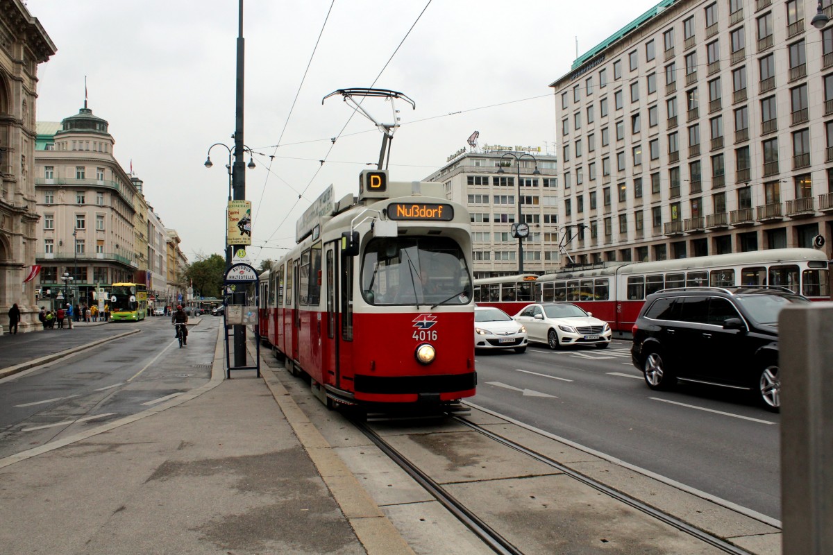 Wien Wiener Linien SL D (E2 4016) Opernring / Operngasse am 15. Oktober 2015.