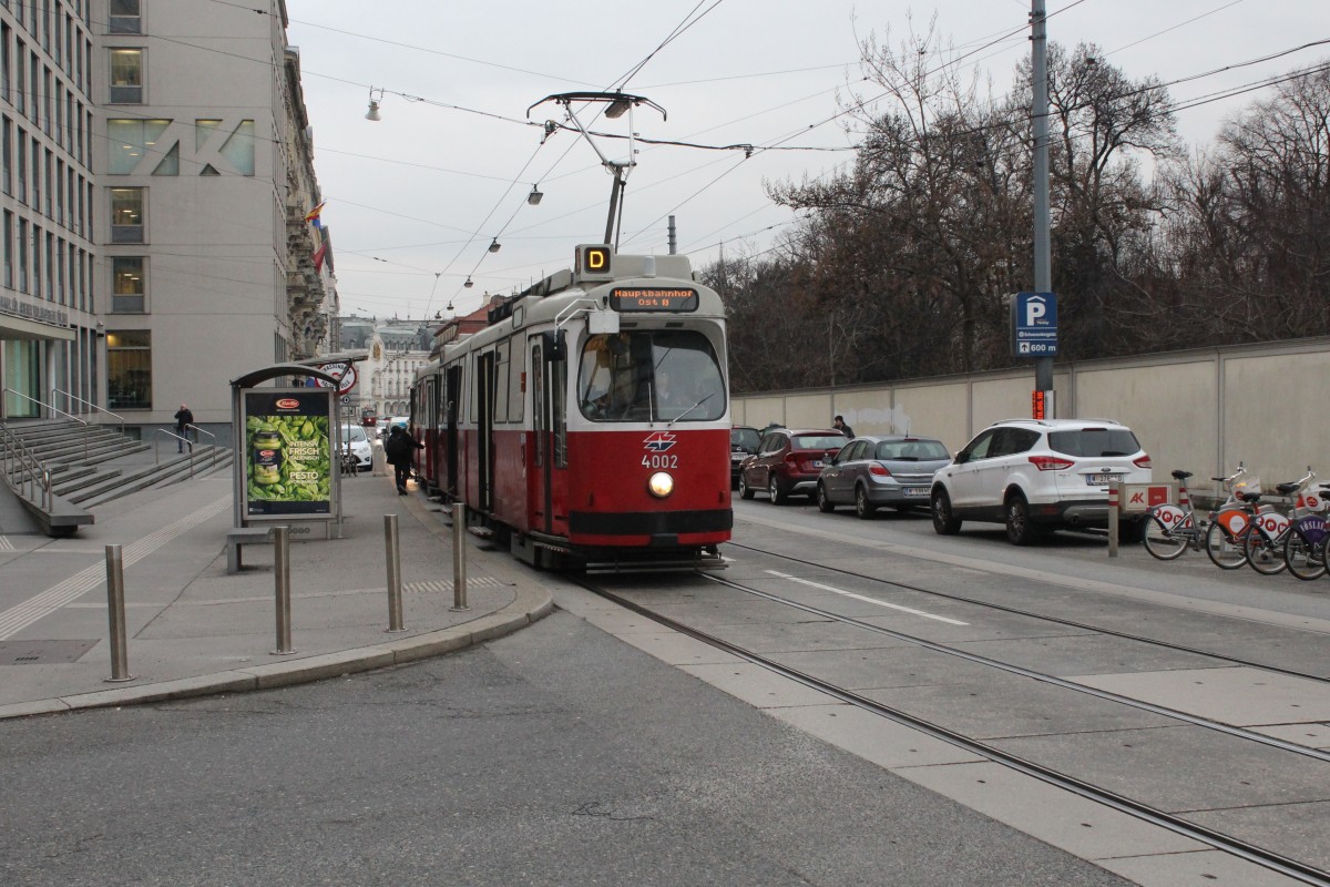 Wien Wiener Linien SL D (E2 4002 (SGP 1977; Lieferung: 1978)) Prinz-Eugen-Straße (Hst. Plößlgasse) am 15. Februar 2016.