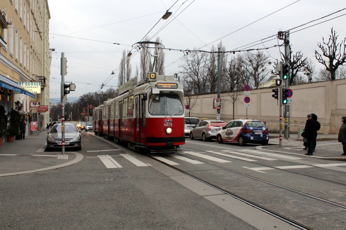 Wien Wiener Linien SL D (E2 4025 (SGP 1979)) Prinz-Eugen-Straße / Karolinengasse am 15. Februar 2016.