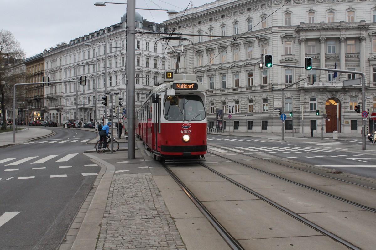 Wien Wiener Linien: SL D (E2 4002) hat am späten Nachmittag des 15. Februar 2016 gerade die Haltestelle Gußhausstraße in Richtung Nussdorf verlassen. 