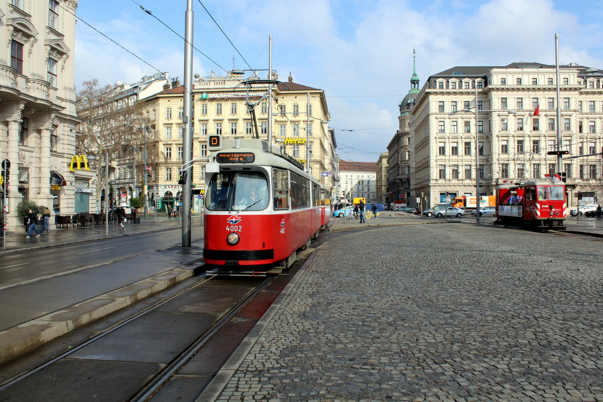 Wien Wiener Linien SL D (E2 4002 + c5 1402) Innere Stadt, Schawarzenbergplatz am 24. März 2016.