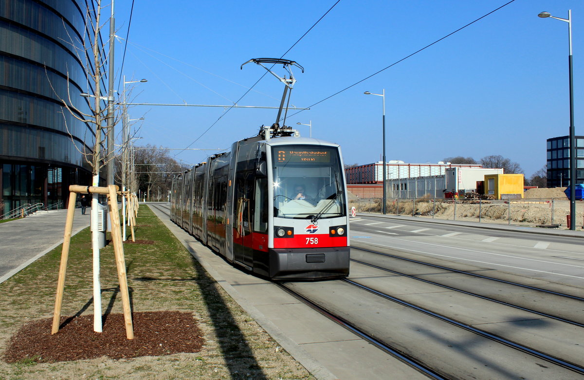 Wien Wiener Linien SL D (B1 758) Favoriten, Canettistraße am 20. März 2016. - Die Canettistraße wurde am 8. Juni 2010 nach dem Dichter und Schriftsteller Elias Canetti (1905 - 1994) benannt.