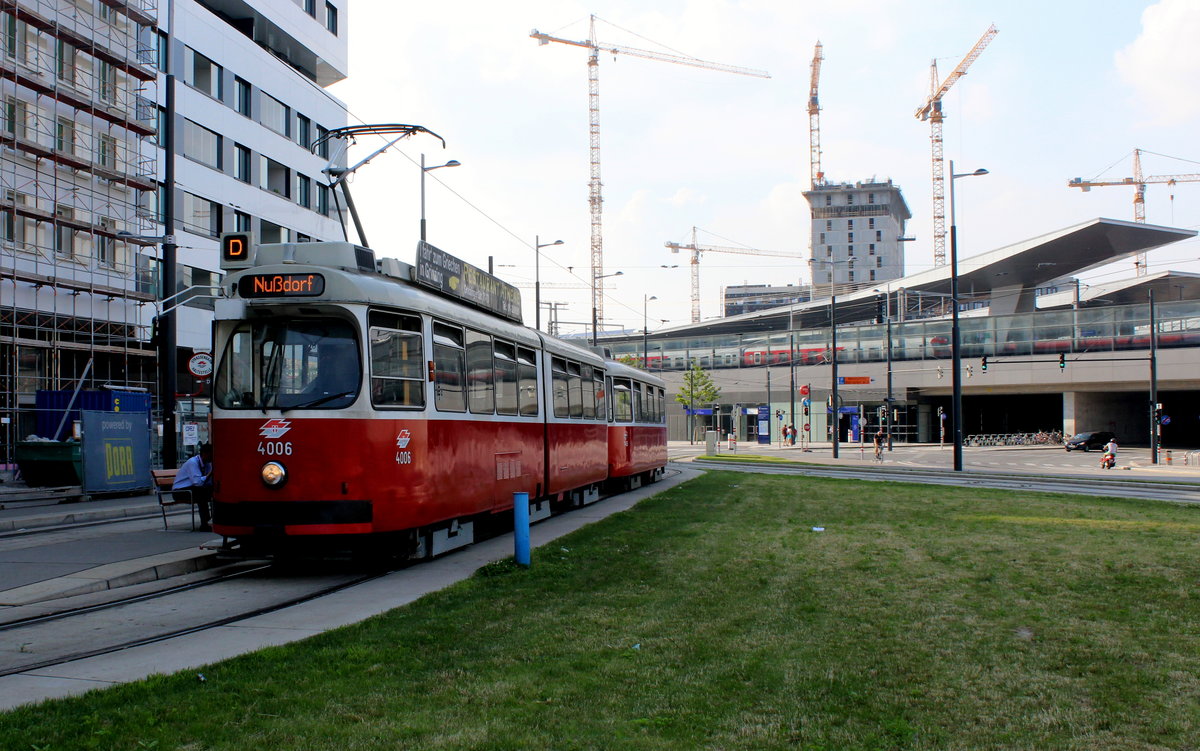 Wien Wiener Linien SL D (E2 4006 + c5 1406) X, Favoriten, Alfred-Adler-Straße (Endstation) am 27. Juli 2016. - Im Hintergrund ist ein Teil des Hauptbahnhofes zu sehen.