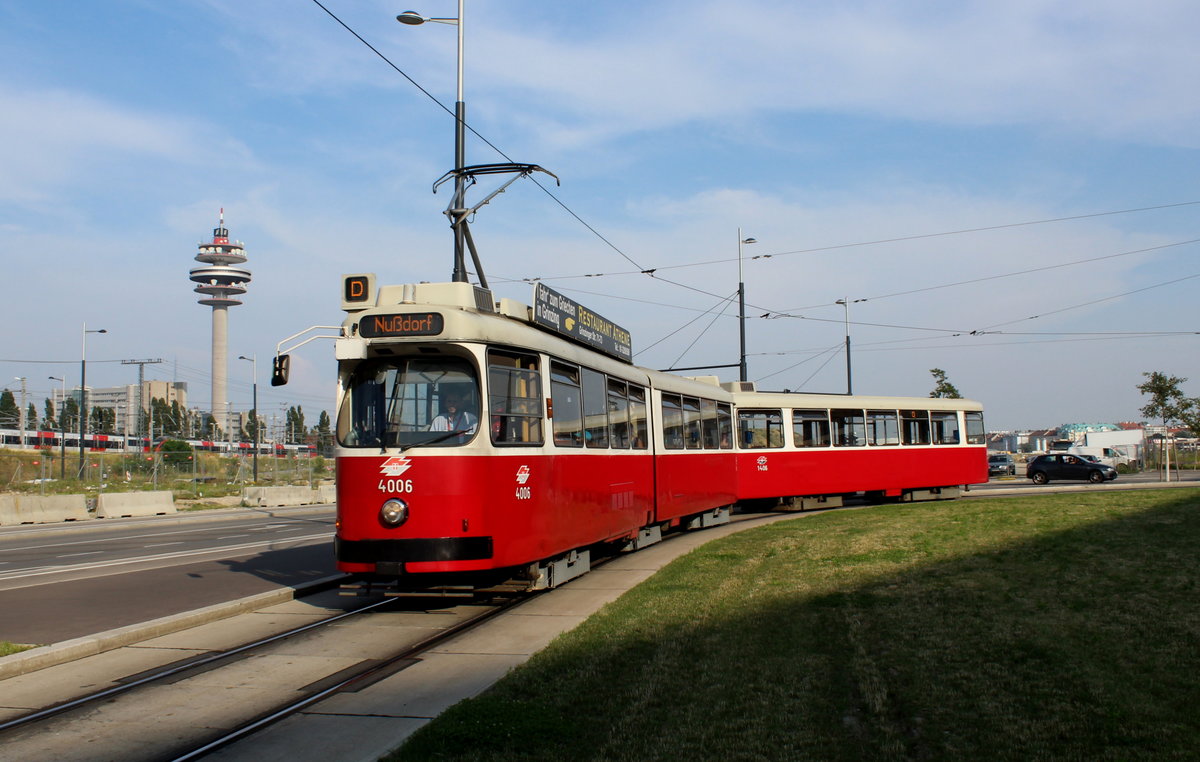 Wien Wiener Linien SL D (E2 4006 + c5 1406) X, Favoriten, Karl-Popper-Straße / Alfred-Adler-Straße am 27. Juli 2016. - Die Karl-Popper-Straße gibt es seit 2010. Benannt wurde sie nach dem Philosophen Karl Popper (1902 in Wien geboren, 1994 in London gestorben). In seinen Forschungsarbeiten beschäftigte er sich mit Erkenntnis-, Wissenschafts-, Sozial-, Geschichts- und politischer Philosophie.