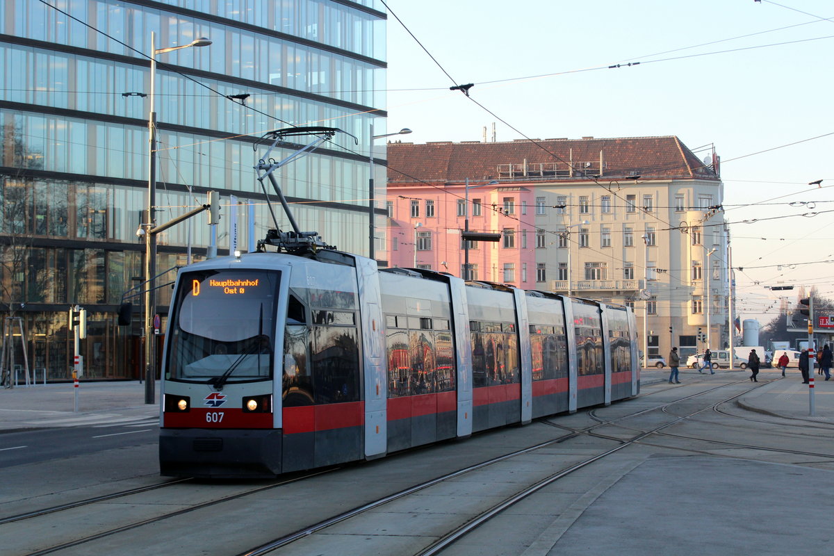 Wien Wiener Linien SL D (B 607) Arsenalstraße am 15. Februar 2017. - Wo das verglaste Betonhaus (links) liegt, lag früher der Südbahnhof. 
