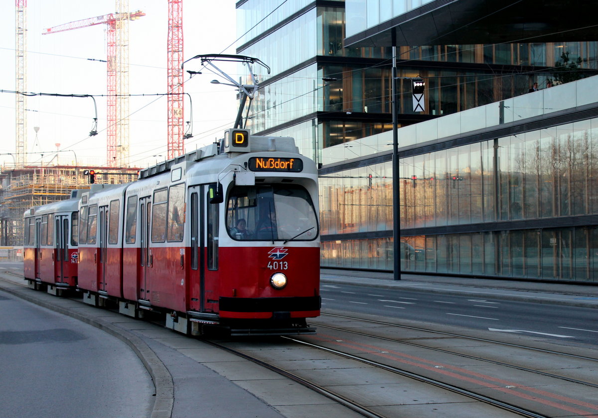 Wien Wiener Linien SL D (E2 4013 + c5 1413) Arsenalstraße am 15. Februar 2017. - Am Wiener Hauptbahnhof gibt es zur Zeit viele Baustellen - das Gebiet ist noch nicht fertig entwickelt.