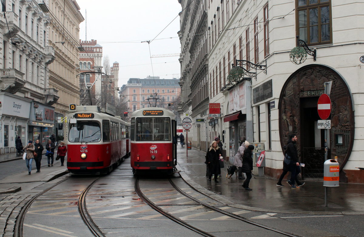 Wien Wiener Linien SL D (E2 4016 / c5 1419 + E2 4019) IX, Alsergrund, Schlickgasse am 17. Februar 2017.