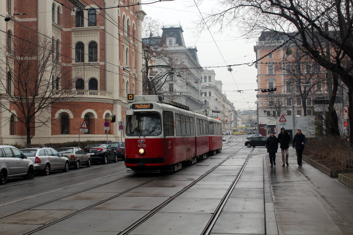 Wien Wiener Linien SL D (E2 4013) IX, Alsergrund, Schlickplatz am 17. Februar 2017.