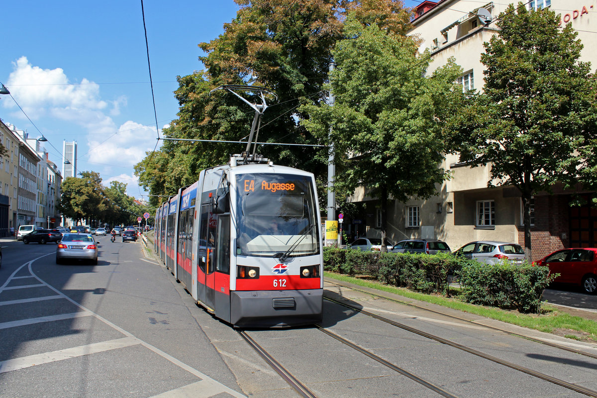Wien Wiener Linien SL E4 (B 612) XIX, Döbling, Heiligenstadt, Heilgenstädter Straße am 27. juli 2018. - Die SL E4, die seit dem 2. Juli 2018 auf der Strecke Augasse - Nußdorf fährt,   ist eine Ersatzlinie, die die Wiener Linien wegen einer zeitweiligen Einstellung des U-Bahnbetriebs zwischen Spittelau und Heiligenstadt eingerichtet haben. Die zeitweilige Einstellung war wegen einer Generalsanierung der Bahnsteige im U-Bhf. Heiligenstadt notwendig. - Die Sanierungsarbeiten werden voraussichtlich am 26. August 2018 abgeschlossen werden.