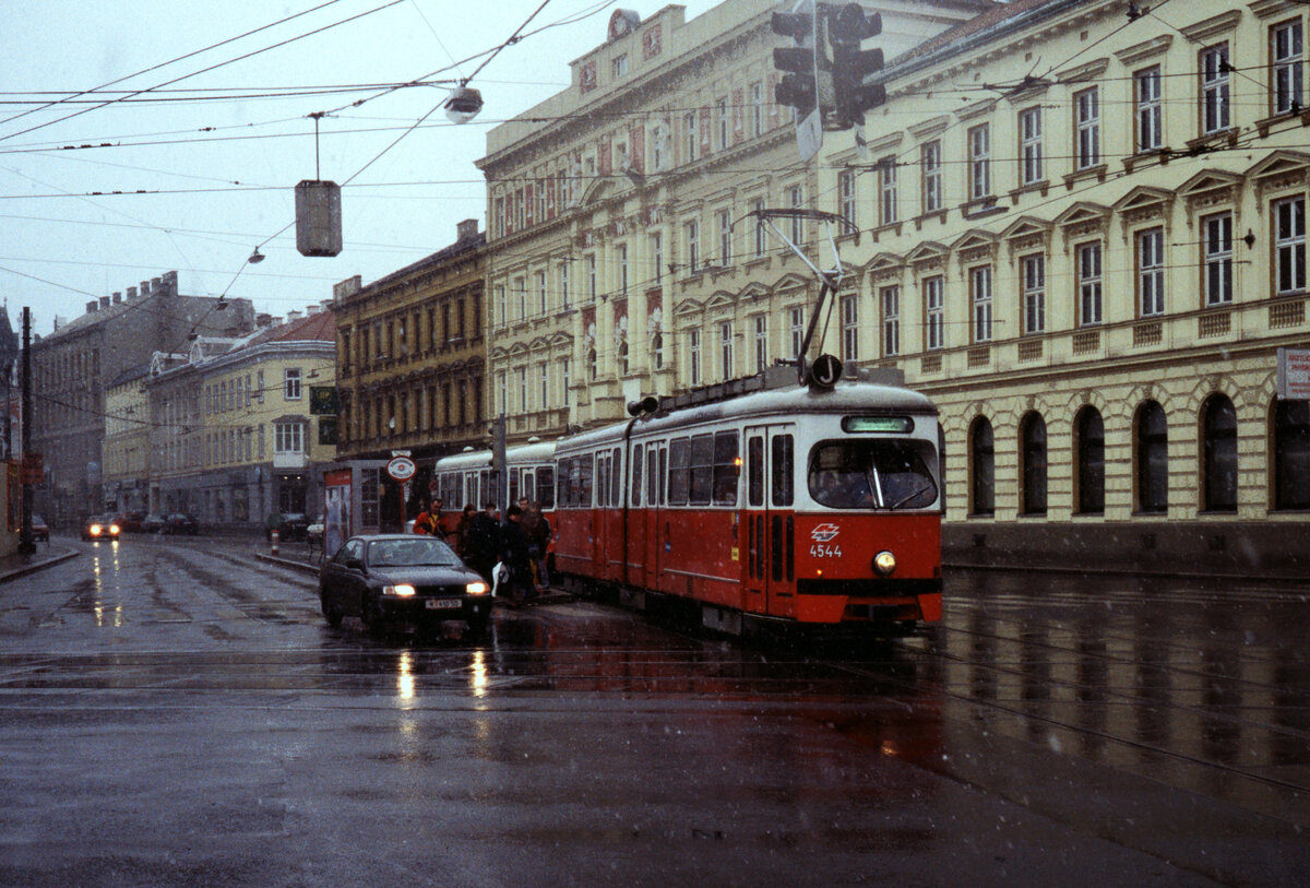 Wien Wiener Linien SL J (E1 4544 (Bombardier-Rotax 1975)) XVI, Ottakring, Johann-Nepomuk-Berger-Platz am 19. März 2000. - Scan eines Diapositivs. Film: Kodak Ektachrome ED 3. Kamera: Leica CL.