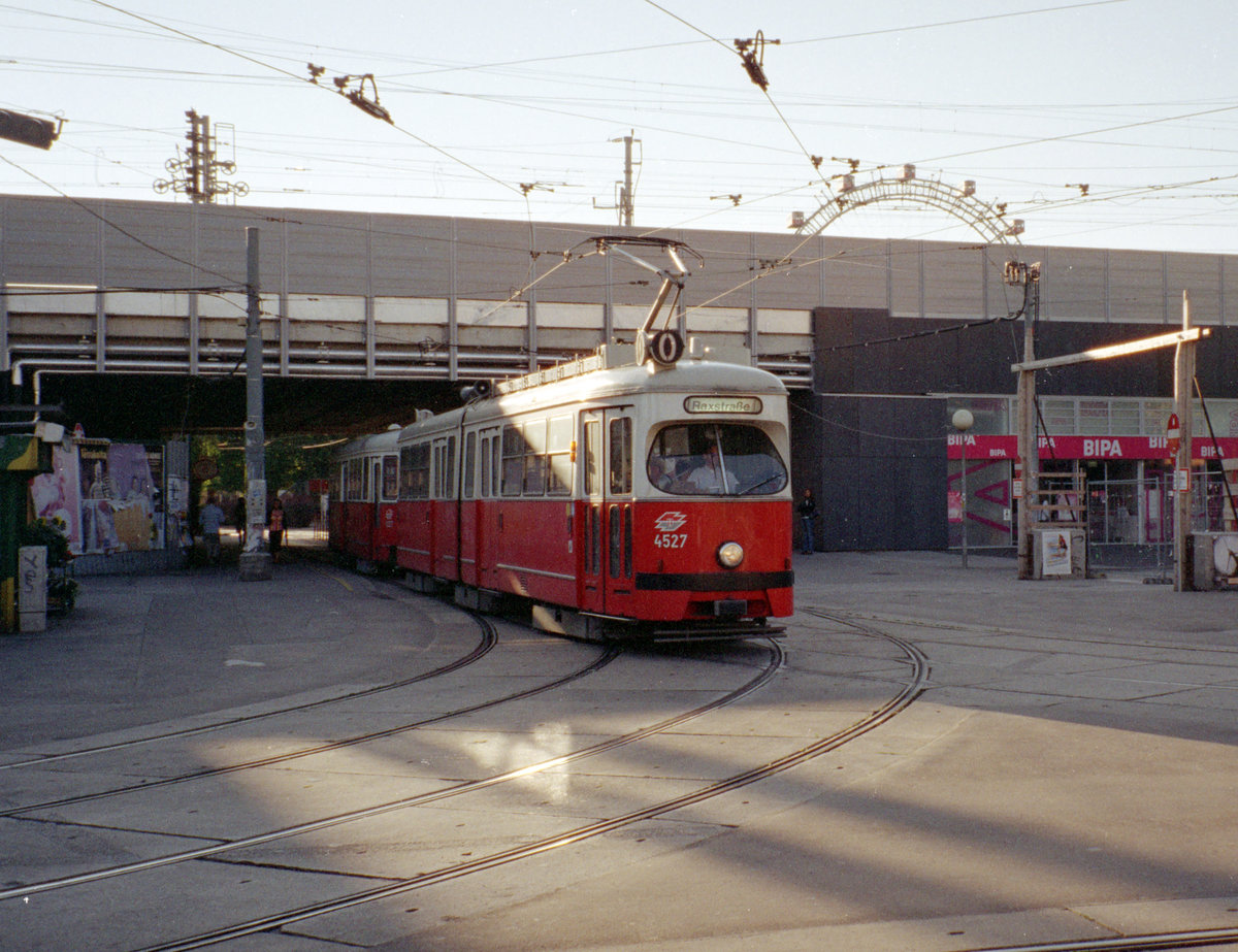 Wien Wiener Linien SL O (E1 4527 + c3 1227) II, Leopoldstadt, Praterstern am 25. Juli 2007. - Scan von einem Farbnegativ. Film: Agfa Vista 200. Kamera: Leica C2.