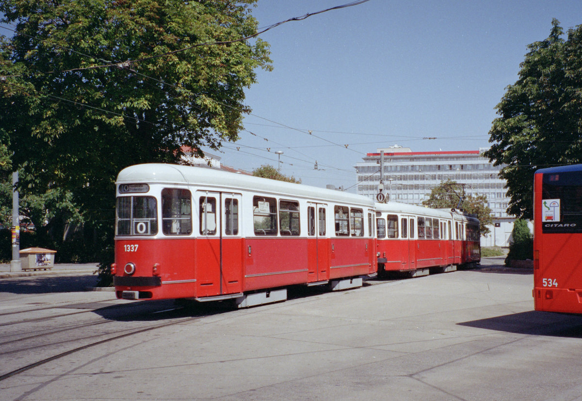 Wien Wiener Linien SL O (c4 1337 + E1) II, Leopoldstadt, Praterstern am 26. Juli 2007. - Scan von einem Farbnegativ. Film: Agfa Vista 200. Kamera: Leica C2.