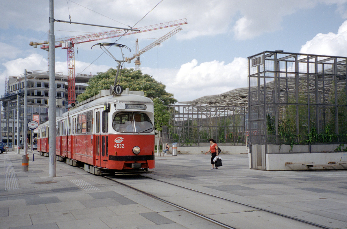 Wien Wiener Linien SL O (E1 4532) II, Leopoldstadt, Praterstern am 4. August 2010. - Scan von einem Farbnegativ. Film: Kodak FB 200-7. Kamera: Leica C2.