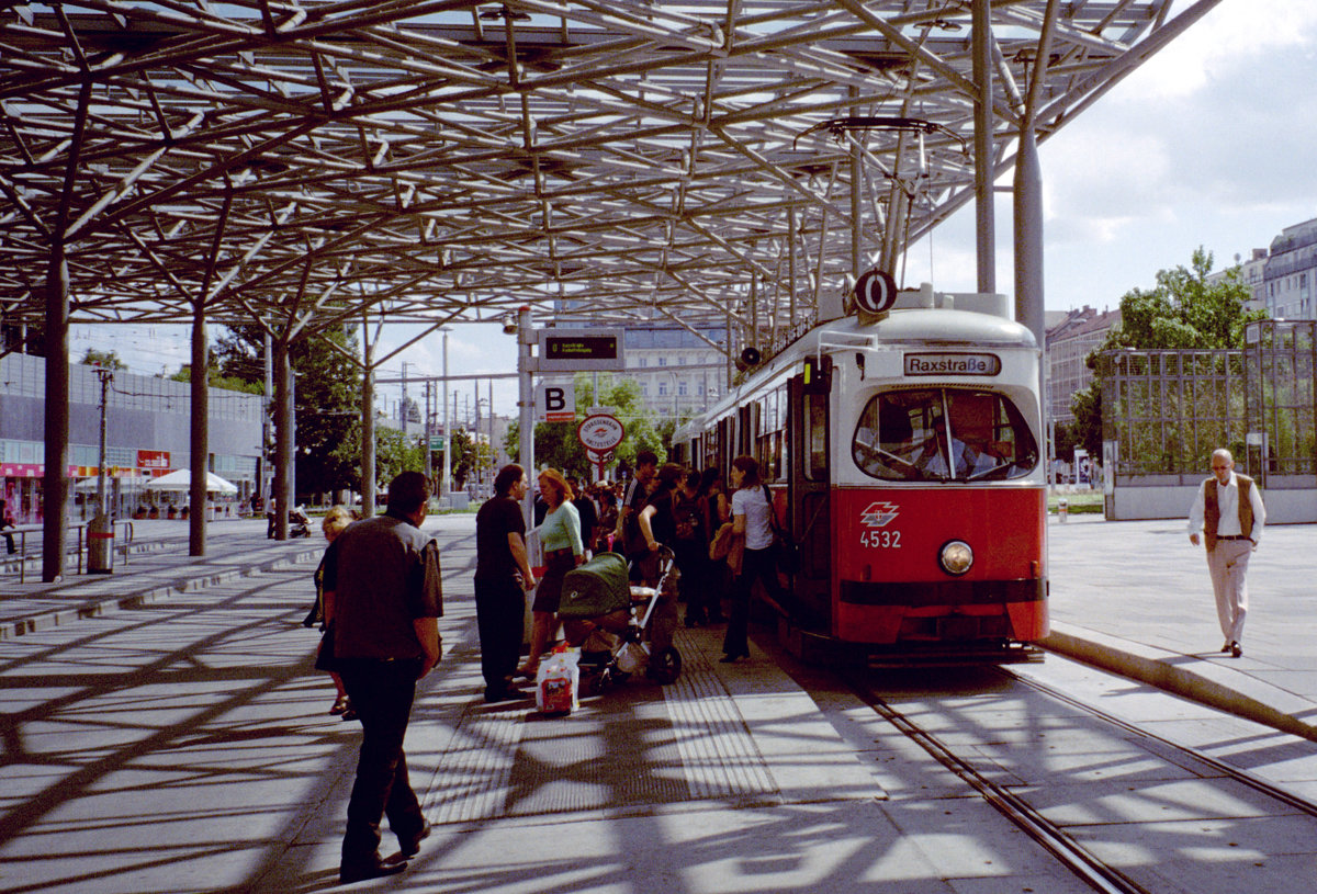 Wien Wiener Linien SL O (E1 4532) II, Leopoldstadt, Praterstern am 4. August 2010. - Scan eines Farbnegativs. Film: Kodak FB 200-7. Kamera: Leica C2.