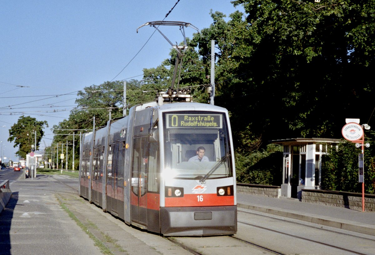 Wien Wiener Linien SL O (A 16) III, Landstraße, Landstraßer Gürtel / Fasangasse am 4. August 2010. - Scan eines Farbnegativs. Film: Kodak FB 200-7. Kamera: Leica C2.