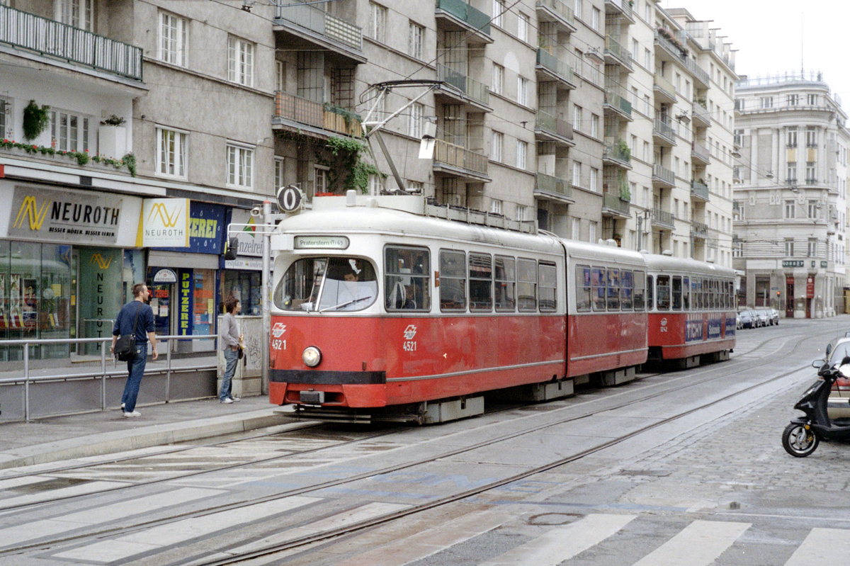 Wien Wiener Linien SL O (E1 4532 + c3 1242) III, Landstraße, Invalidenstraße / Landstraßer Hauptstraße (Hst. Landstraße / Wien Mitte) am 6. August 2010. - Scan eines Farbnegativs. Film: Kodak FB 200-7. Kamera: Leica C2.