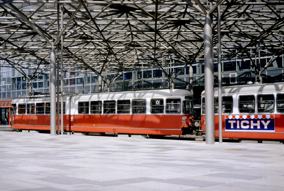 Wien Wiener Linien SL O (E1 4521 + c3 12xx) II, Leopoldstadt, Praterstern am 4. August 2010. - Scan eines Farbnegativs. Film: Kodak 200-8. Kamera: Kodak Retina Automatic II.