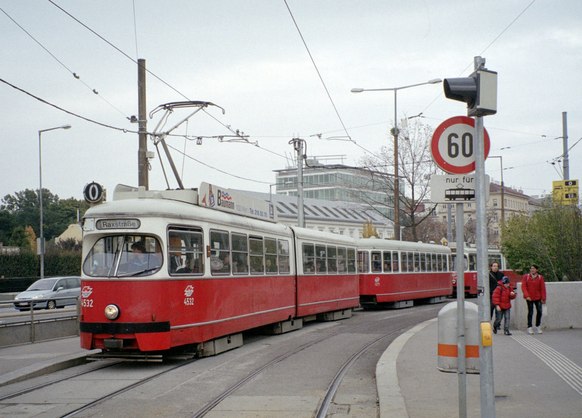 Wien Wiener Linien SL O (E1 4532 + c3 1271) III, Landstraße, Landstraßer Gürtel / Prinz-Eugen-Straße / Arsenalstraße (Hst. Südbahnhof) am 19. Oktober 2010. - Scan eines Farbnegativs. Film: Fuji S-200. Kamera: Leica C2.