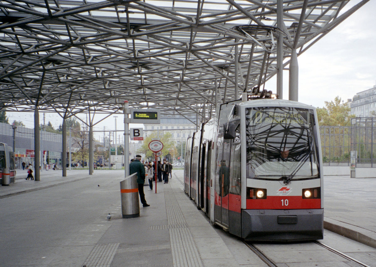 Wien Wiener Linien SL O (A 10) II, Leopoldstadt, Praterstern am 19. Oktober 2010. - Scan eines Farbnegativs. Film: Fuji S-200. Kamera: Leica C2.