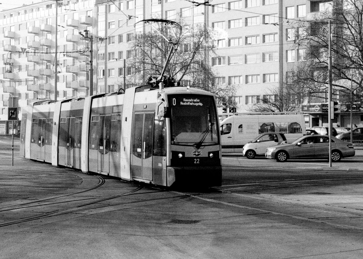 Wien Wiener Linien SL O (A 22) II, Leopoldstadt, Praterstern im Februar 2017. - Scan eines S/W-Negativs. Film: Ilford HP5 Plus. Kamera: Konica FS-1.