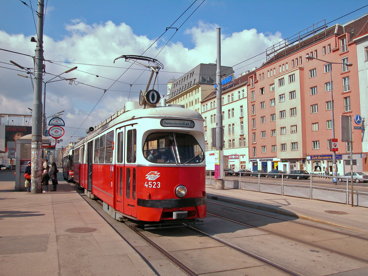 Wien Wiener Linien SL O (E1 4523 (Lohnerwerke in Wien-Floridsdorf 1973)) Südbahnhof am 21. März 2009.