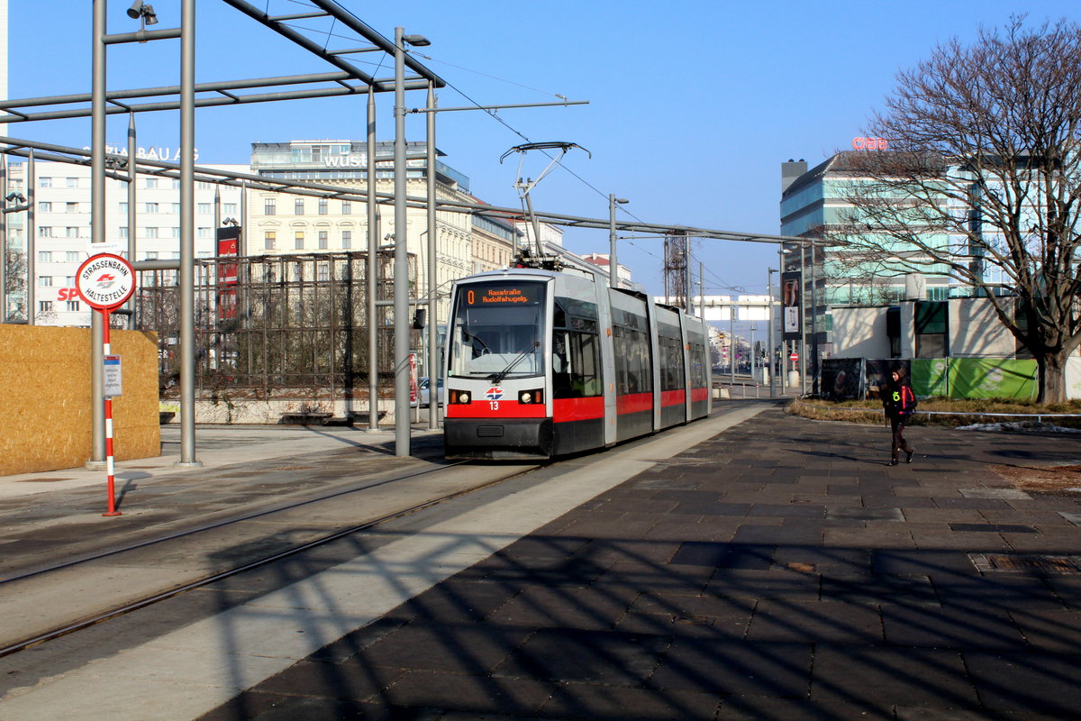 Wien Wiener Linien SL O (A 13) II, Leopoldstadt, Praterstern am 14. Februar 2017.