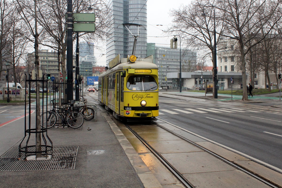 Wien Wiener Linien SL VRT (E1 4866) Innere Stadt (I, 1. Bezirk), Stubenring am 18. Februar 2016. - 1976 lieferte SGP den Gelenktriebwagen E1 4866.