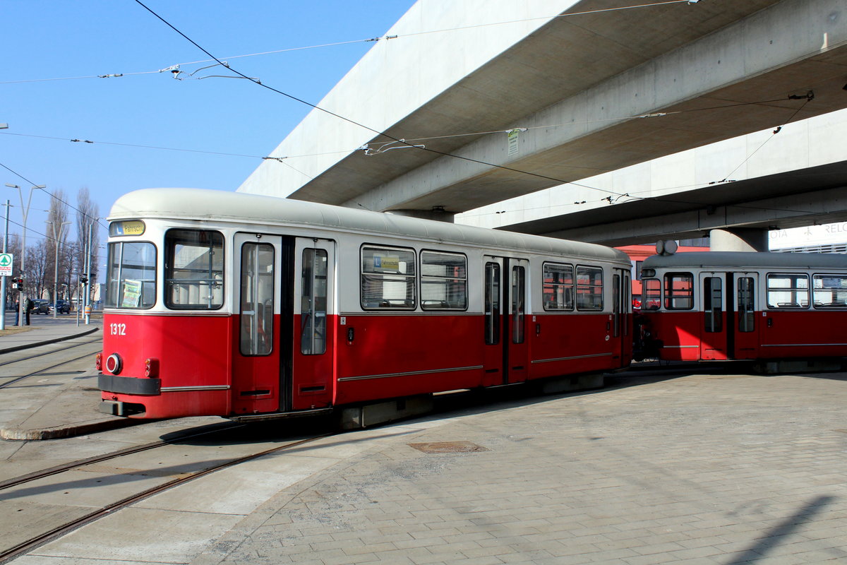 Wien Wiener Linien Sonderzug / Fahrschule (c4 1312 + E1) XXII, Donaustadt, Donauspital am 14. Februar 2017.