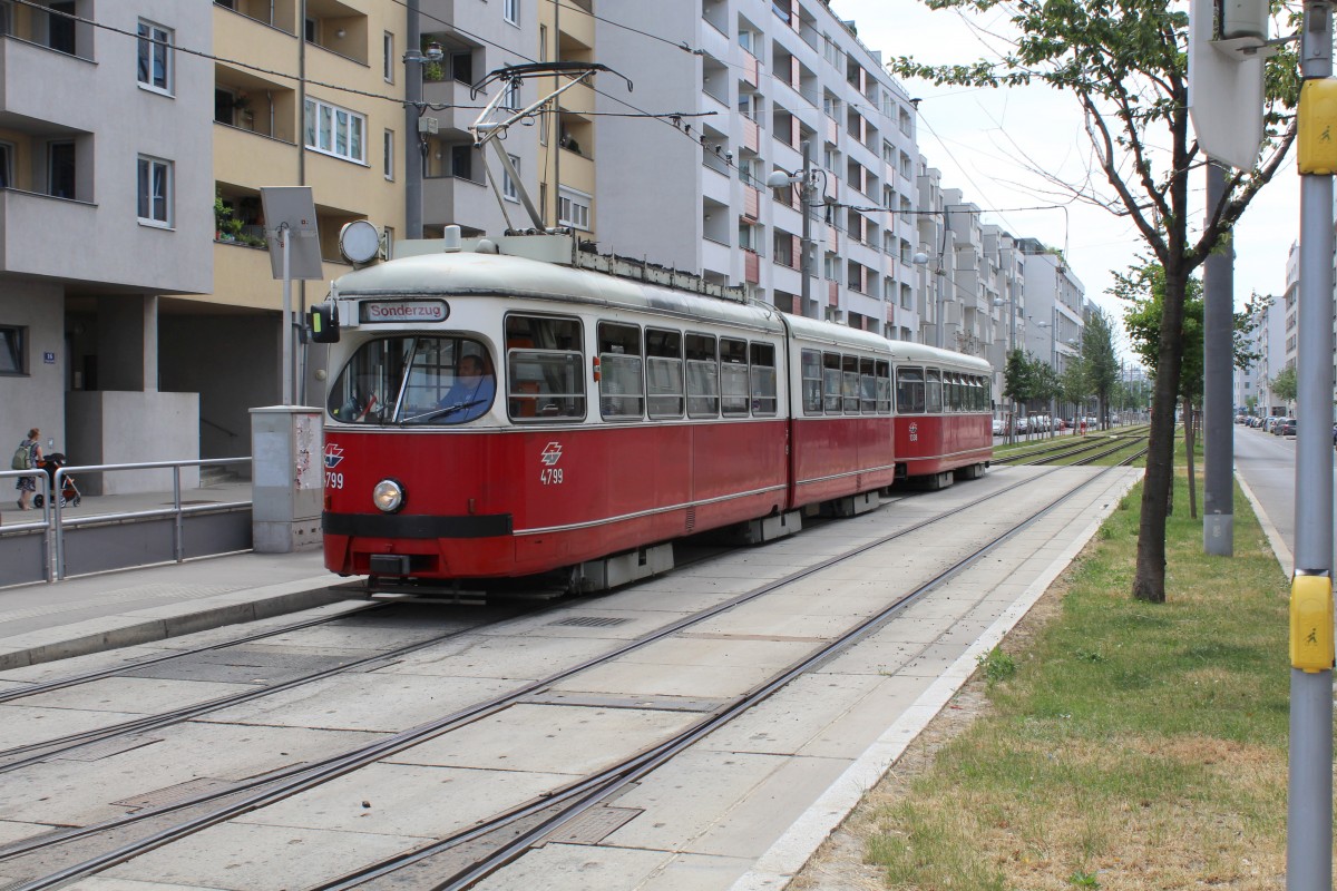 Wien Wiener Linien Sonderzug (E1 4799) Tokiostrasse / Donaufelder Strasse / Josef-Baumann-Gasse am 8. Juli 2014.