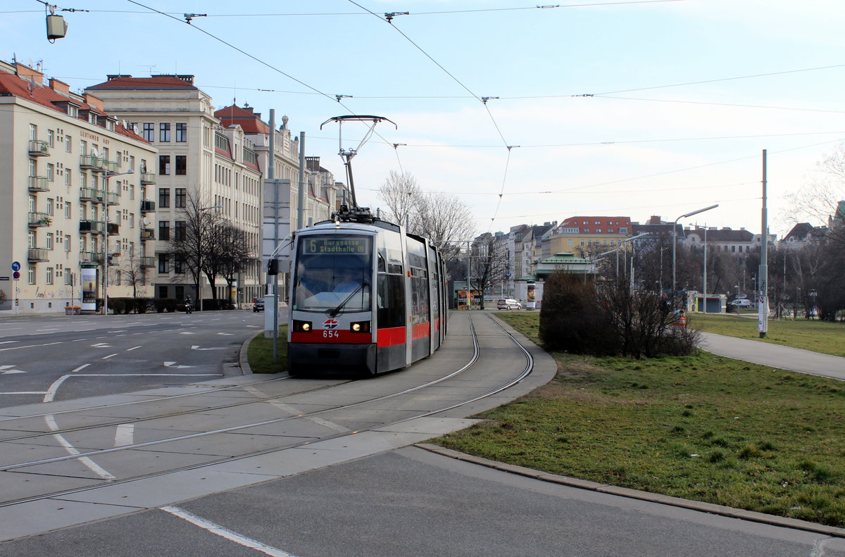 Wien Wiener Linien Straßenbahn: Wagentypen in Betrieb im Feber / Februar 2016: ULF-Tw B. - Der Tw B 654 auf der SL 6 hat vor kurzem die Hst. U-Bhf Margaretengürtel verlassen und fährt nun in der Linken Wienzeile in Richtung Burggasse / Stadthalle. Datum: 16. Feber / Februar.