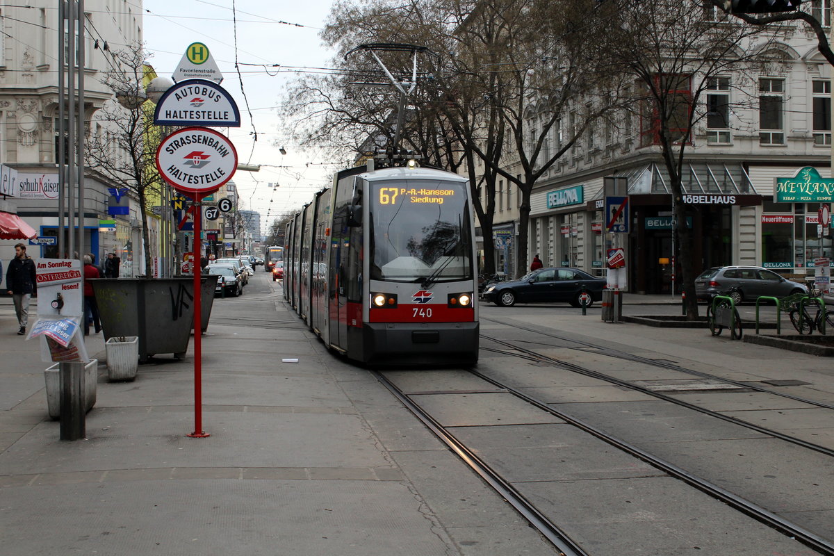 Wien Wiener Linien Straßenbahn: Wagentypen in Betrieb im Feber / Februar 2016: ULF-Tw B1. - Der Tw B1 740 erreicht am 14. Feber / Februar als SL 67 die Hst. Favoritenstraße in der Quellenstraße.