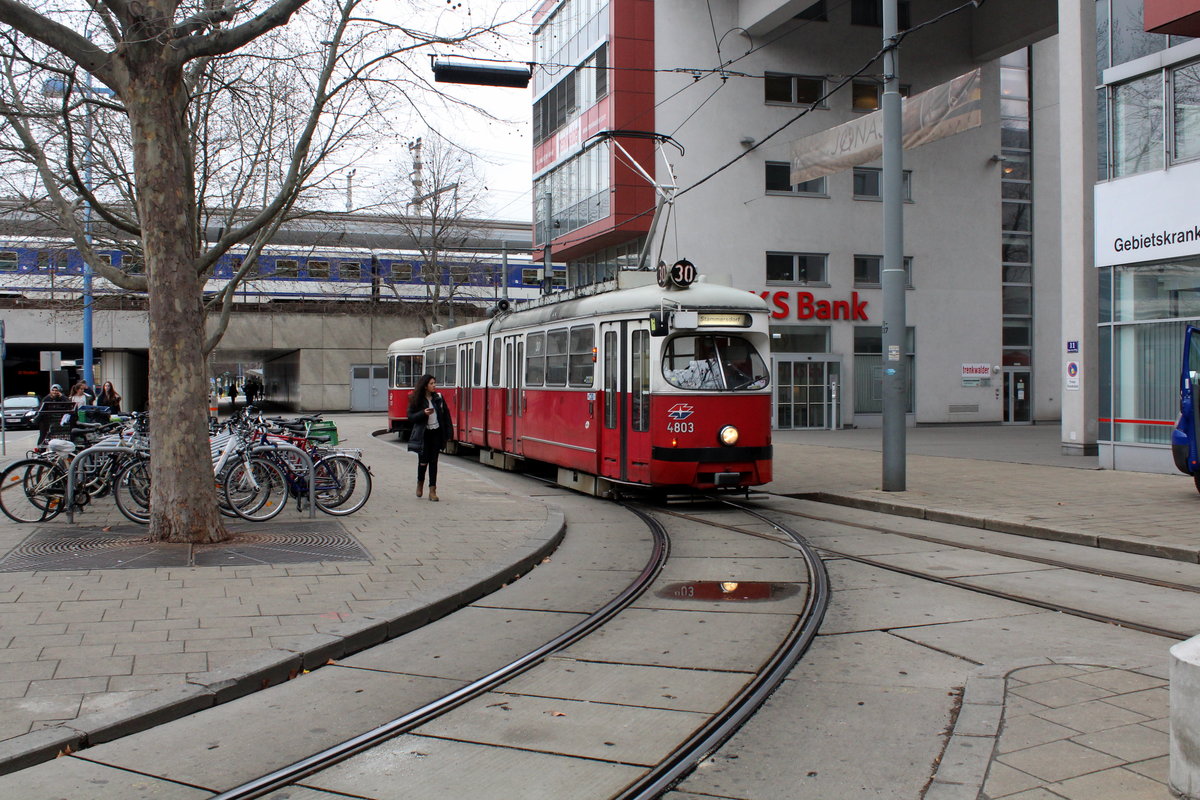 Wien Wiener Linien Straßenbahn: Wagentypen in Betrieb im Feber / Februar 2016: GT6 E1. - Der GT6 E1 4803 (mit dem Bw c4 1317) hat als SL 30 die Endstation in der Linken Nordbahngasse gerade verlassen und wird in Kürze die Hst. Floridsdorf S+U am Franz-Jonas-Platz erreichen. Datum: 15. Feber / Februar.