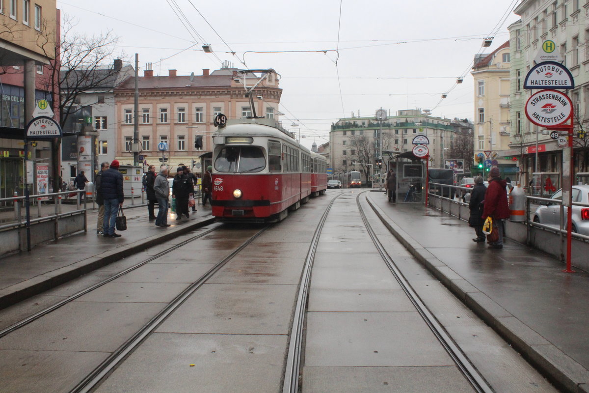 Wien Wiener Linien Straßenbahn: Wagentypen in Betrieb im Feber / Februar 2016: GT6 E1. - Der E1 4548 auf der SL 49 erreicht am 17. Feber / Februar die Haltestelle Johnstraße (Hütteldorfer Straße / Johnstraße).
