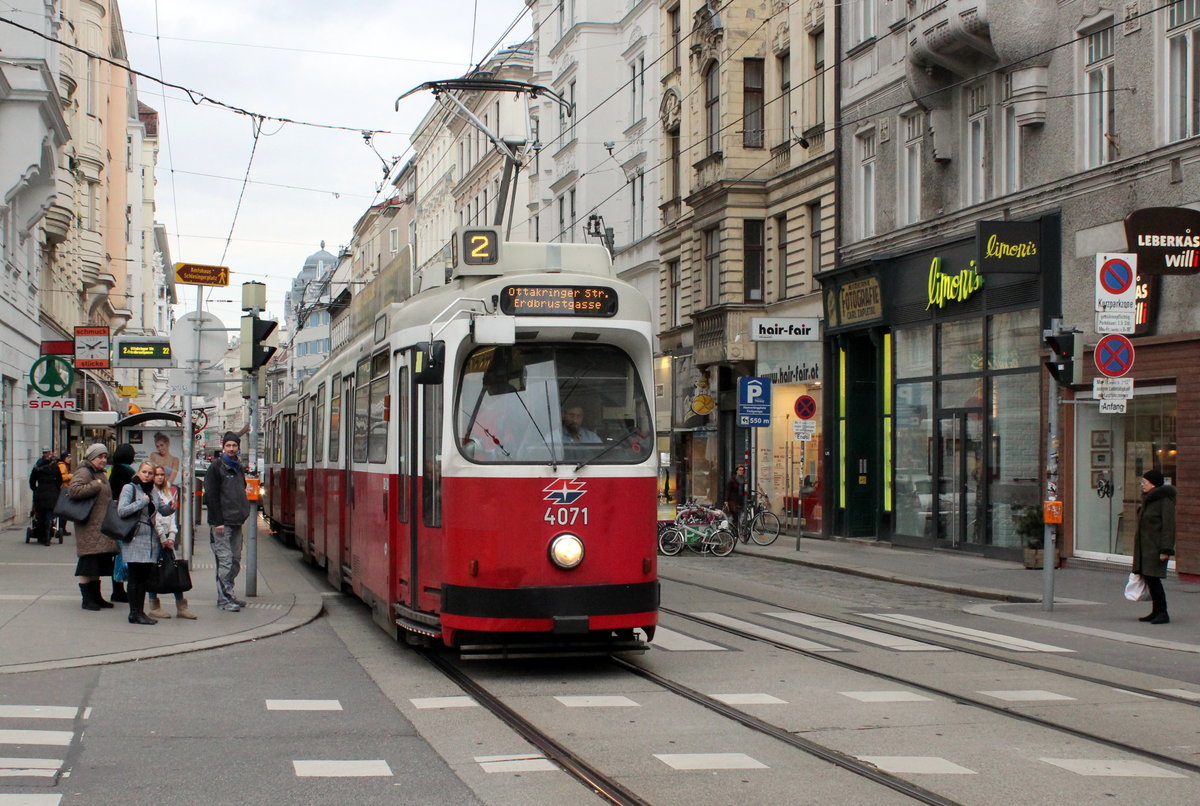 Wien Wiener Linien Straßenbahn: Wagentypen in Betrieb im Feber / Februar 2016: GT6 E2. - Der E2 4071 auf der SL 2 verlässt am 16. Feber / Februar die Haltestelle Albertgasse (Josefstädter Straße / Skodagasse) in Richtung Ottakring.