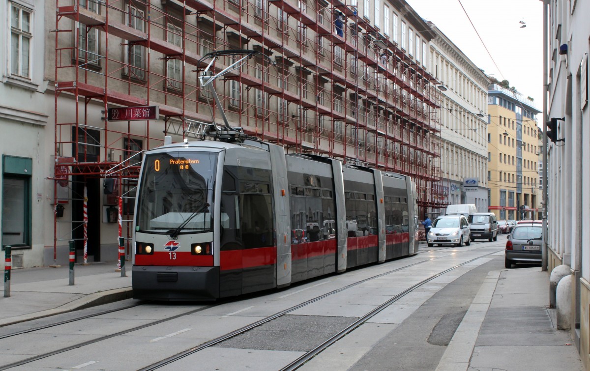Wien Wiener Linien Straßenbahntypen in Betrieb - Stand: Mitte Oktober 2015. -
ULF A 1-51 SGP / Siemens Wien 1995 - 2006 - Foto: Nr. 13 als SL O Ungargasse (Hst. Sechskrügelgasse) am 11. Oktober 2015.