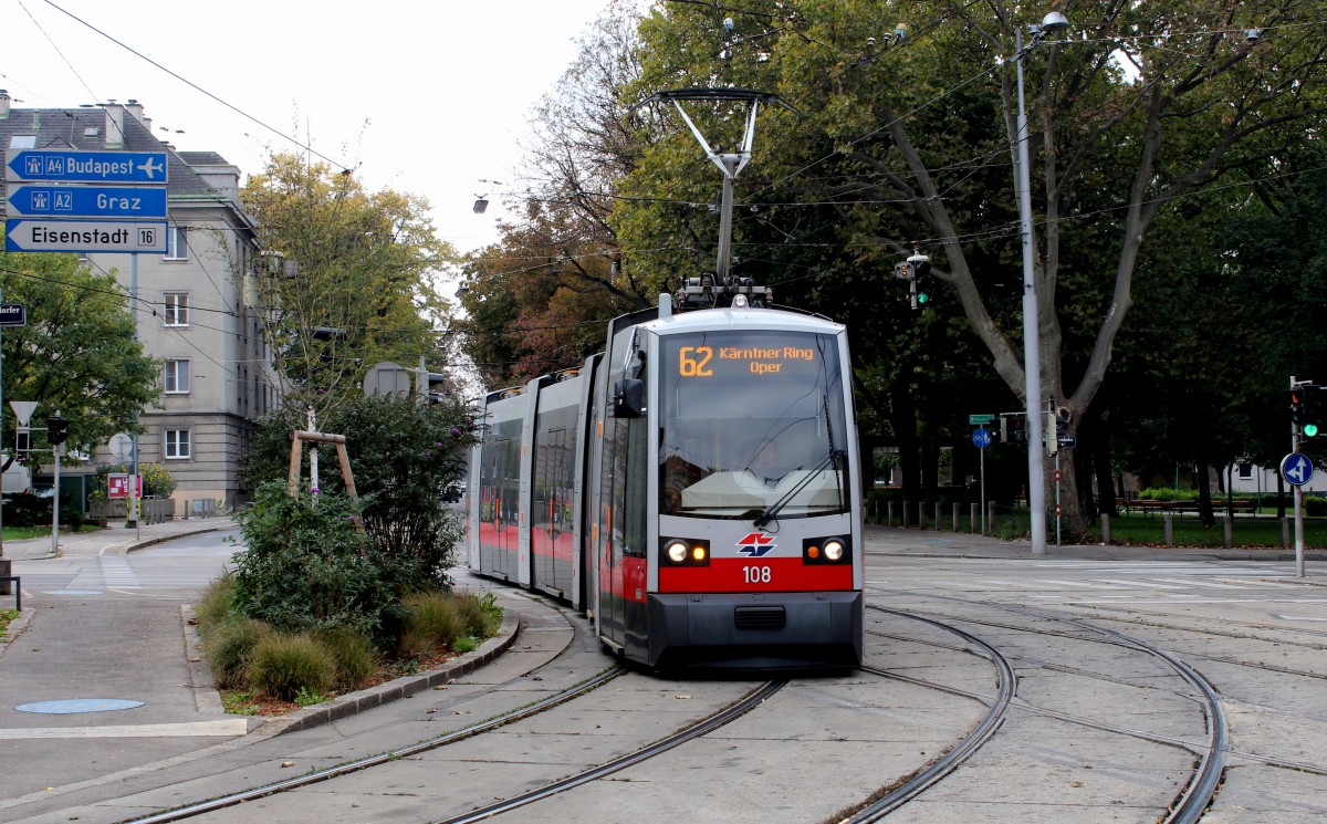 Wien Wiener Linien Straßenbahntypen in Betrieb. - Stand: Mitte Oktober 2015. - 
ULF A1 52 - 131 Siemens ab 2006. Foto: A1 108 als SL 62 Flurschützstraße / Margaretengürtel am 12. Oktober 2015. 
